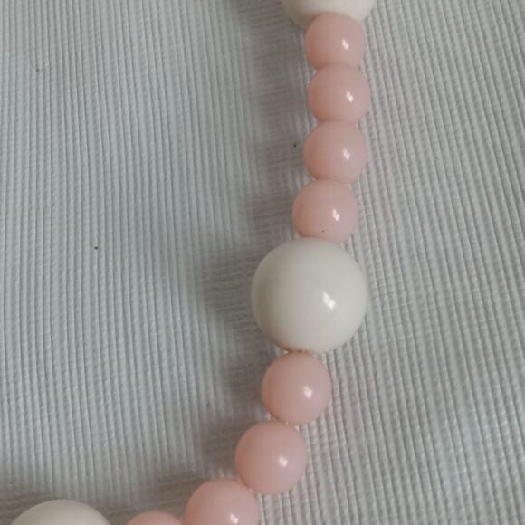 Vintage Trifari Crown Signed Pink & White Beaded Lightweight Fashion Necklace - Picture 5 of 9